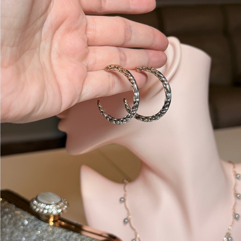 Elegant Gold Hoop Earrings - Picture 8 of 8
